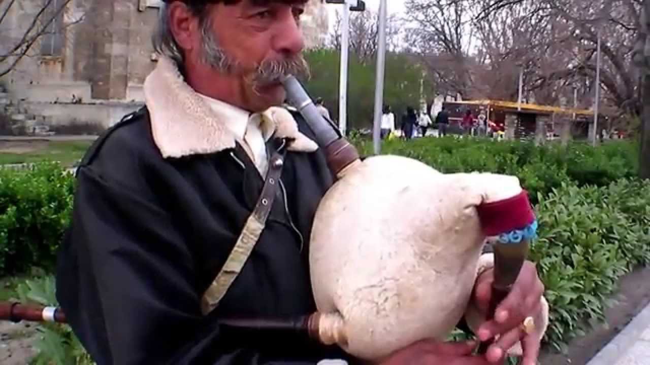 Varna, Bulgaria: Gaida местен уличен музикант на гаида свири пред