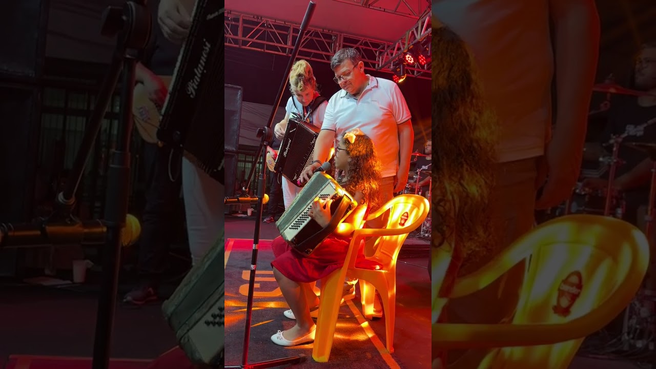 Bia Socek recebendo uma criança no palco em Sapucaia do Sul #biasocek