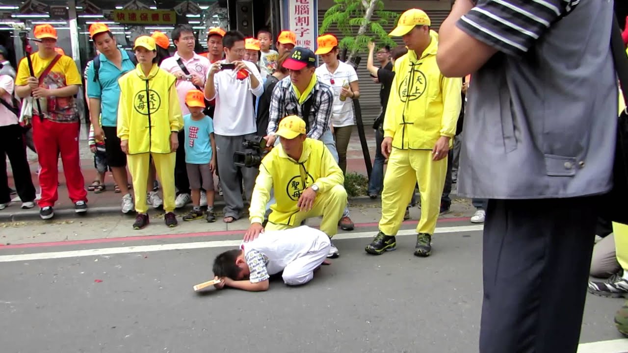 聞聲救苦的白沙屯媽祖---2013-11-10桃園繞境加持711汽車音響百貨館兒子