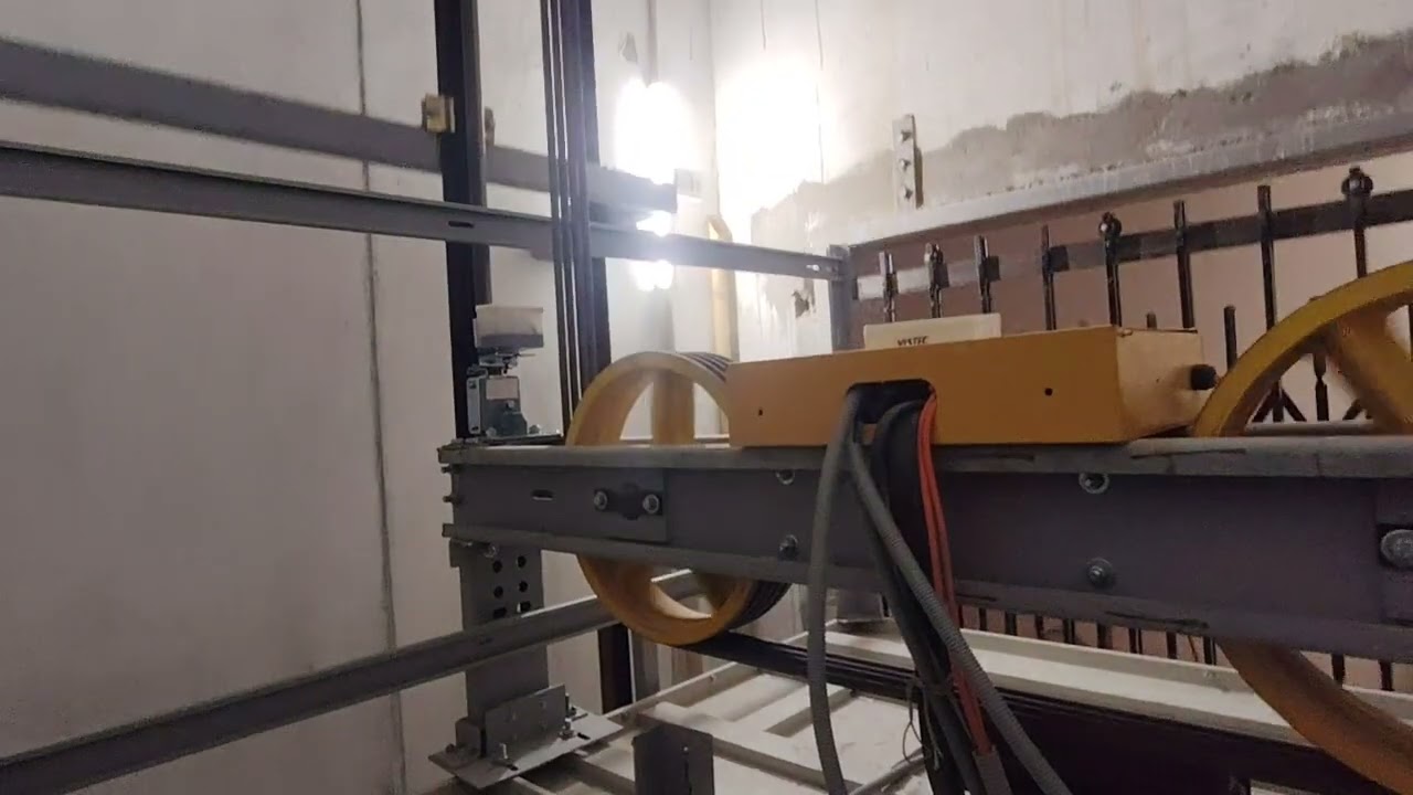 लिफ्ट कैबिन के ऊपर से कैसे दिखता है How does the elevator look from the top of the cabin!! #lifts 