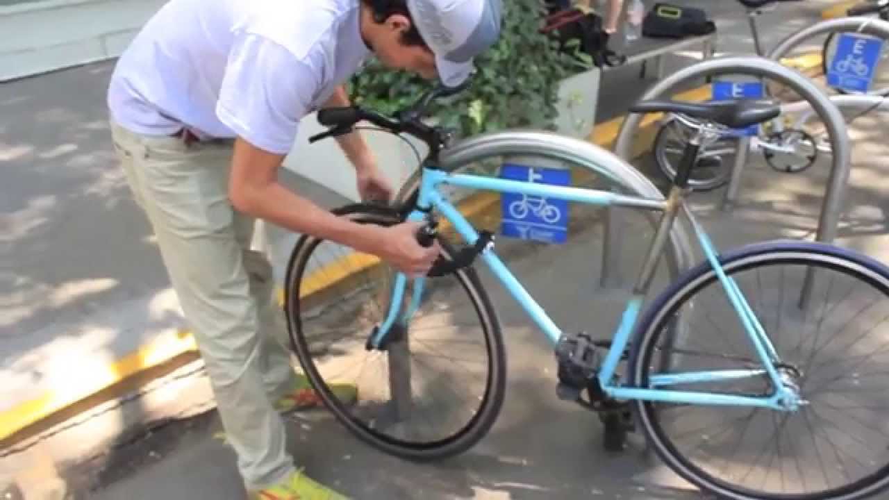 Cómo asegurar tu bici en una reja