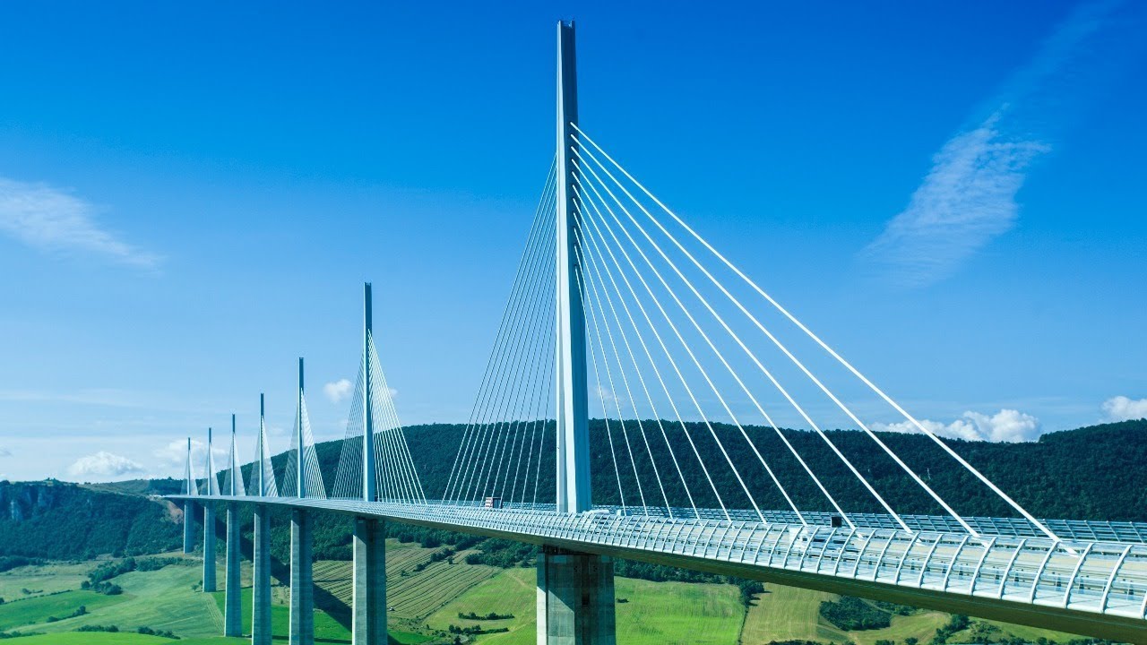 Le viaduc de Millau, un géant suspendu dans les airs