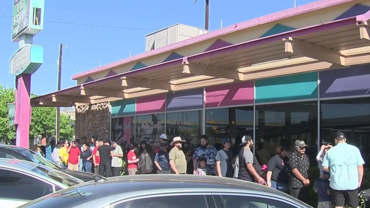The Pig Stand on Broadway serves its last meal