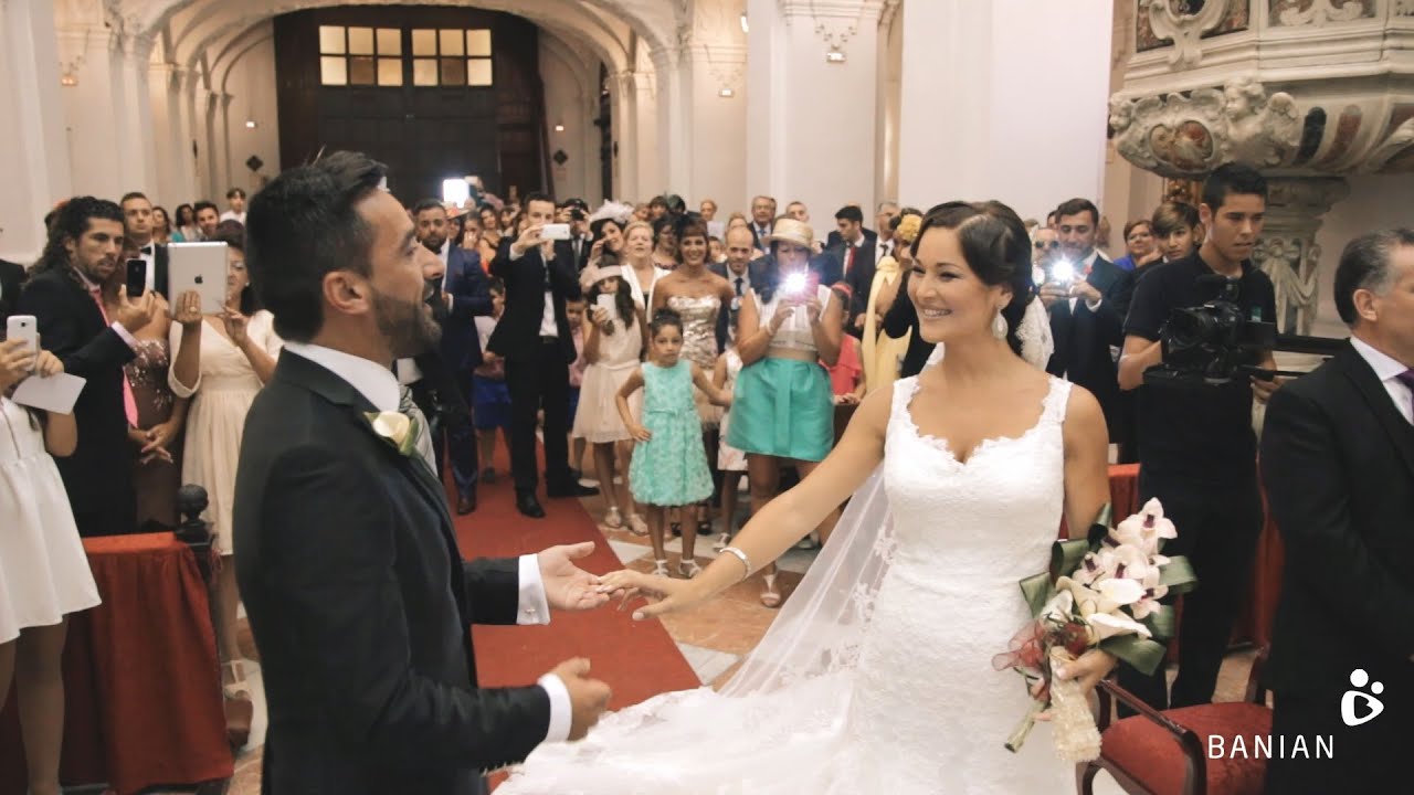 Novio canta en el altar 'Estoy hecho de pedacitos de ti'