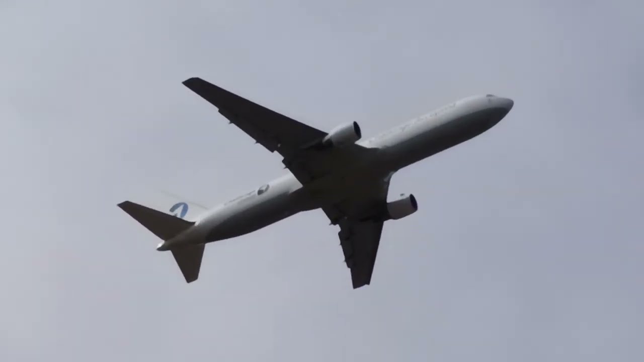 Décollage d' un Boeing 767-3Q8 (ER) Challenge Airlines à Liège-Airport à destination de Tel-Aviv