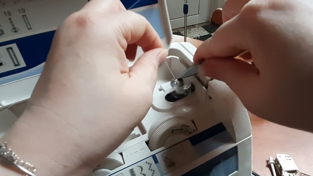 Remplissage de la canette d'une Elna 3210