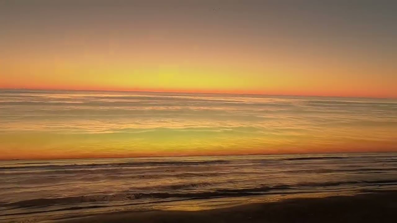 Редкое явление    безоблачный рассвет./  It is a rare phenomenon of cloudless dawn.