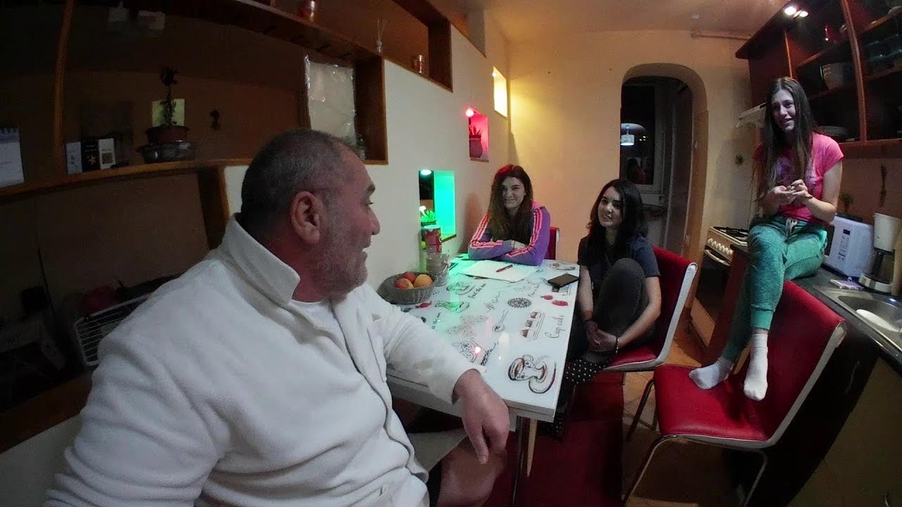 La povesti cu trei studente frumoase (VECINA PARTEA TREI)