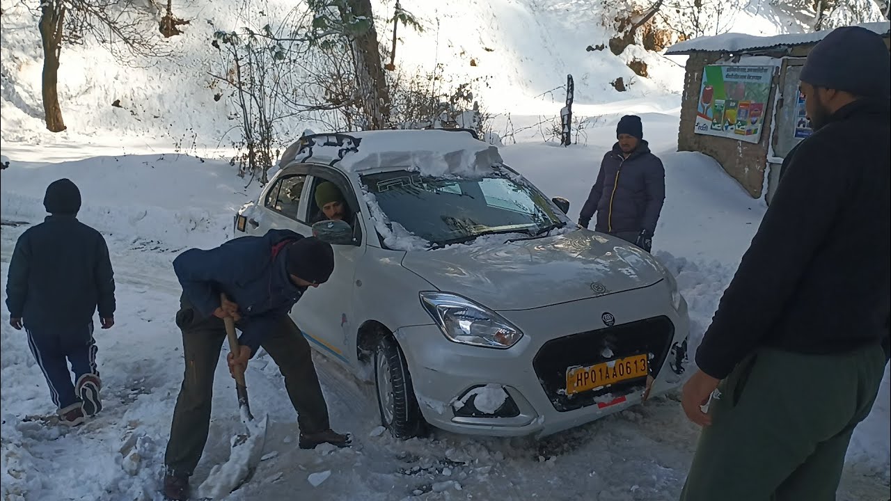 Car stuck in snow||Car stuck in Black ice||Swift stuck in ice||swift 360° ghum gaye||Shimla snowfall