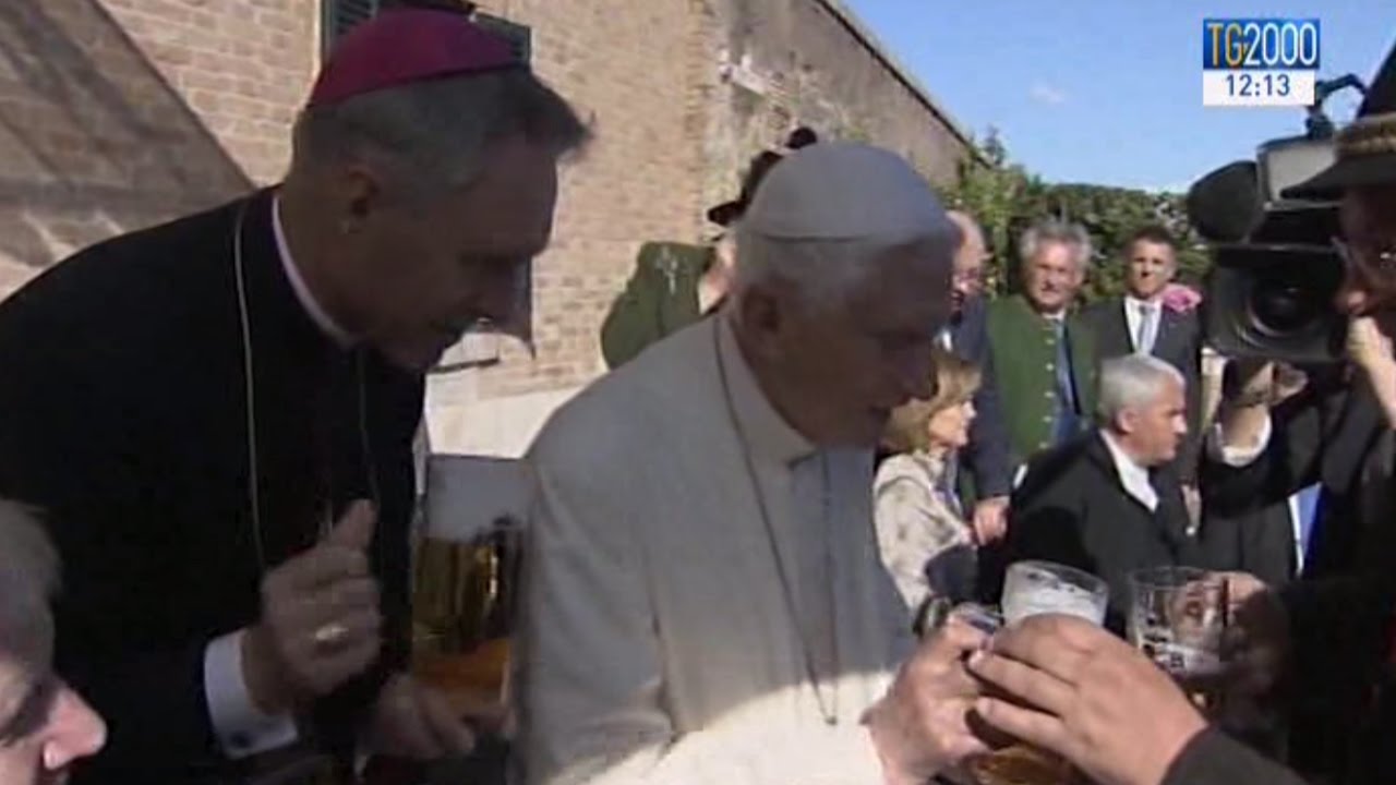 Festa bavarese nei Giardini vaticani per i 90 anni di Benedetto XVI