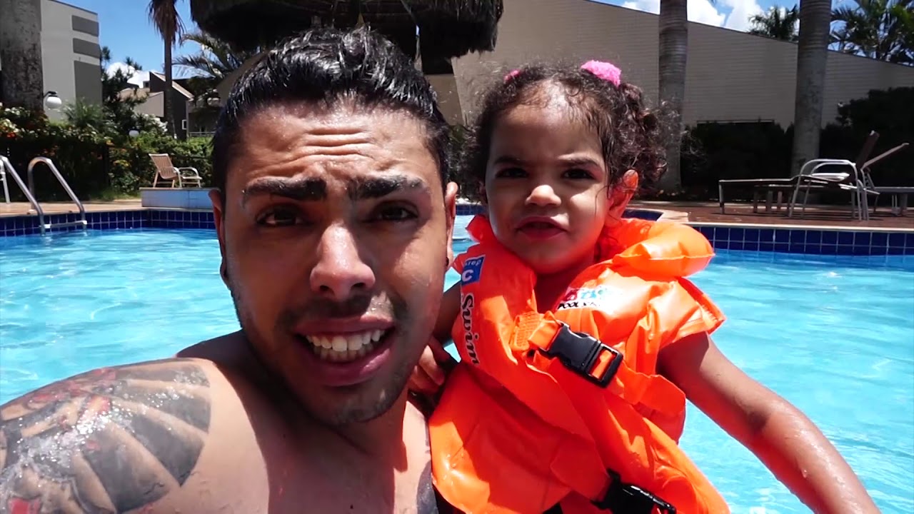 ENSINEI MINHA FILHA NADAR NA PISCINA DA NOSSA CASA !