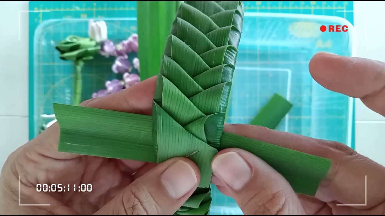 #พับดอกไม้ใบเตย #พับดอกกุหลาบใบเตย พวงมาลัยใบเตยดอกรักหอมๆ (แบบที่ 1) fragrant pandan garland.