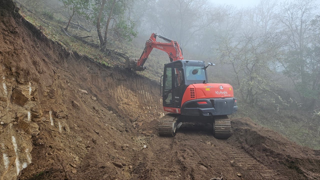 Экскаватор Kubota KX 080 4 обнаружил на гранитной дороге прочное препятствие.