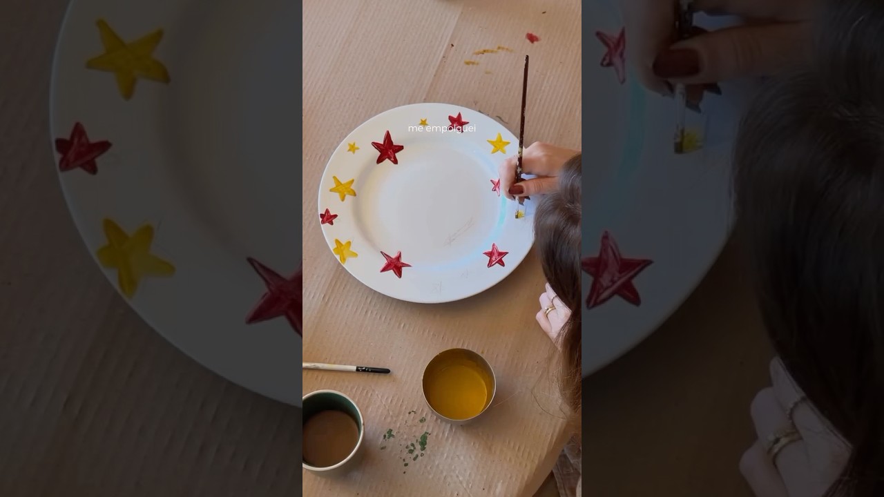 Lou&ccedil;as natalinas, bora fazer? 🌟 #feitoamao #pintura #decornatal #pratos #natal #christmaspainting