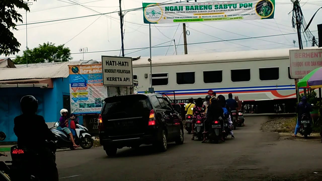 Kereta api lewat di persimpangan pasar glenmore