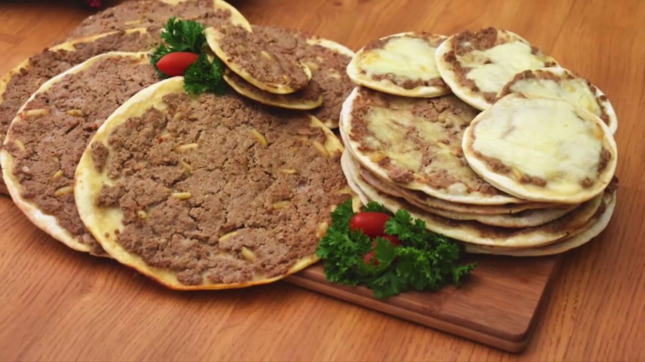 صفيحة باللبن  (الزبادي)والطحينة ودبس الرمان طراوة وطعم خورررررافي 😋👌🏻لحم بعجين بطحينة وجبن 😍