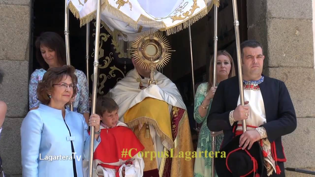 Corpus Lagartera 15 Custodia Salida de la Iglesia - Procesión Corpus Christi