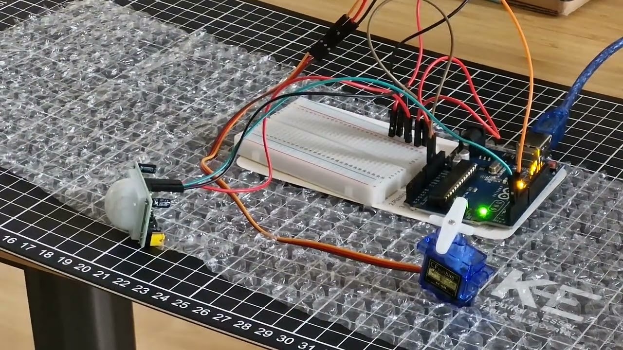 Clase 4, Niv.2 - TAREA: Sensor PIR + Servo.