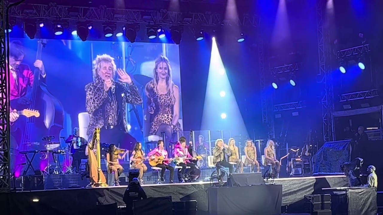 Rod Stewart Emotional sings Dirty old town  Edinburgh Castle 06/07/23 please LIKE and subscribe