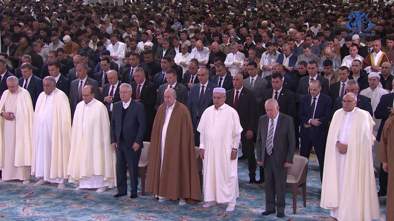رئيس الجمهورية يؤدي صلاة عيد الفطر المبارك بجامع الجزائر