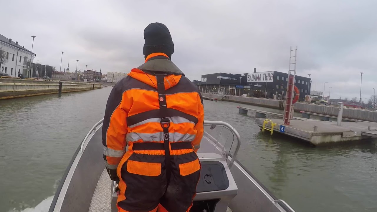 Alunaut AC-16 Entering Tallinn Marina
