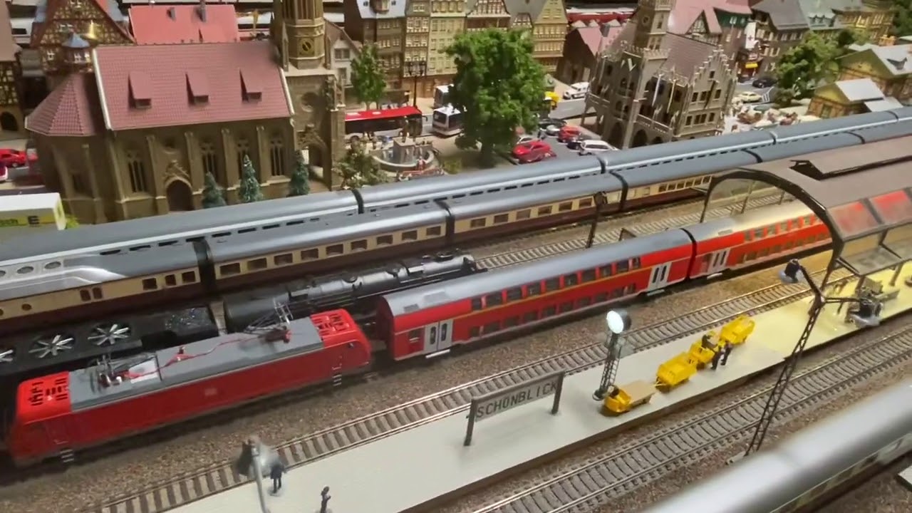 Retro Modelleisenbahn mit schönen Rollmaterial