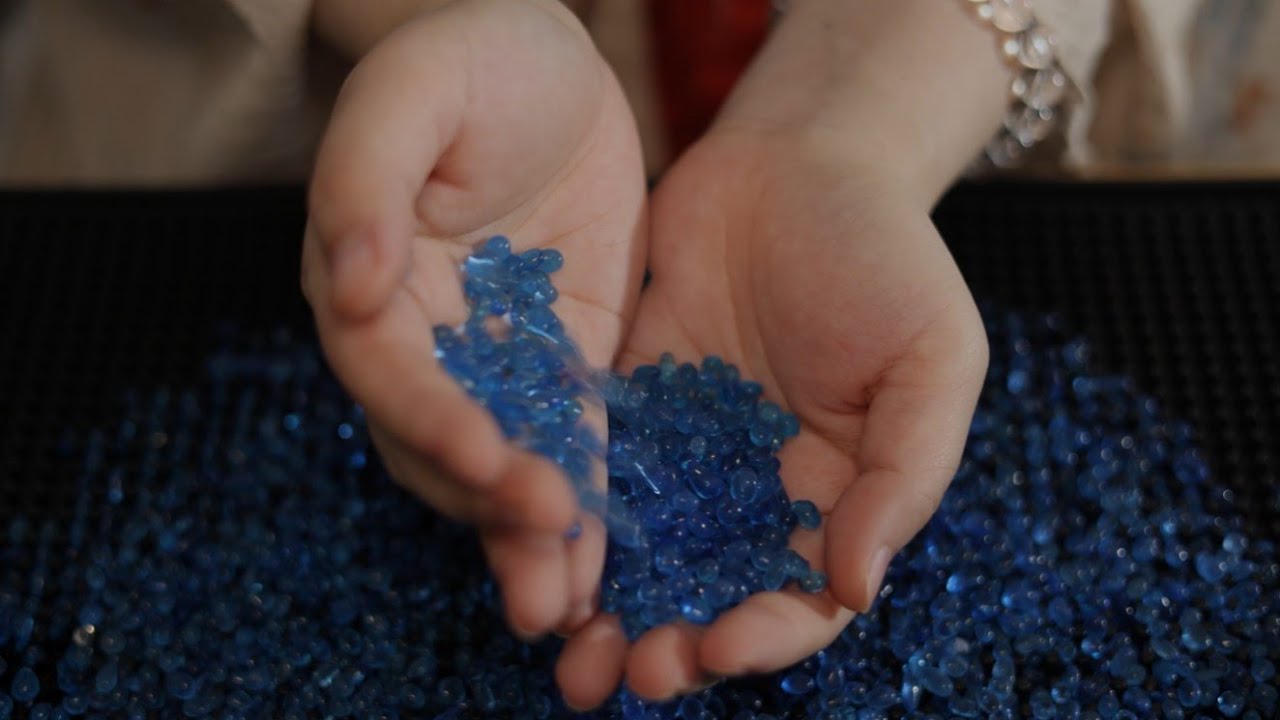ASMR |Listen to the sound of those pretty little plastic pebbles.听听好看的塑料小石头的声音
