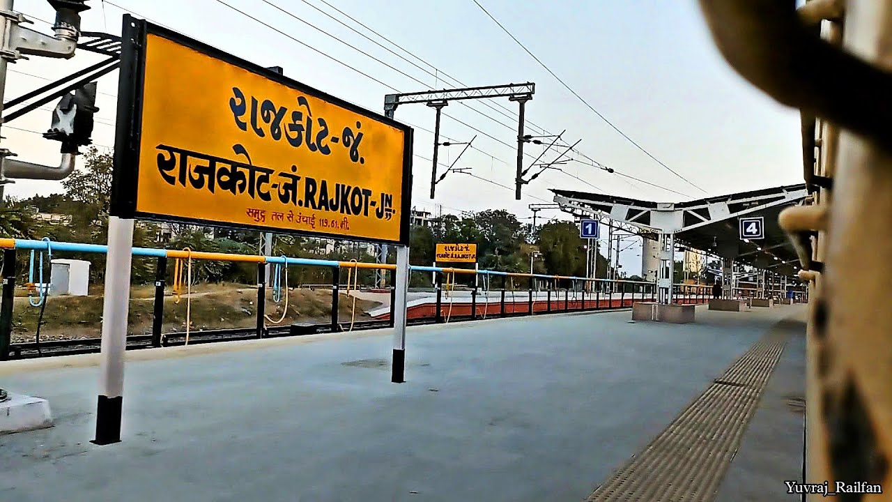19572 Rajkot Express Entering Rajkot Junction In Beautiful Evening