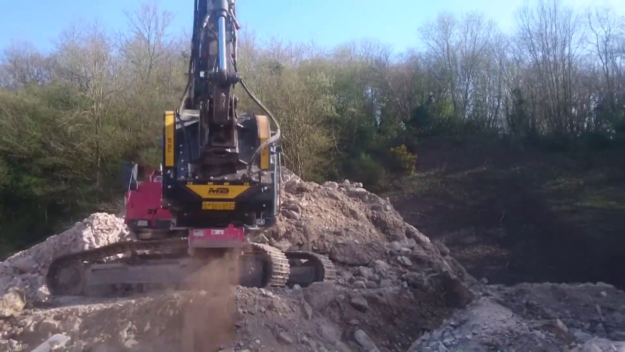 Recyclage de déchets avec BF 80.3 godet concasseur