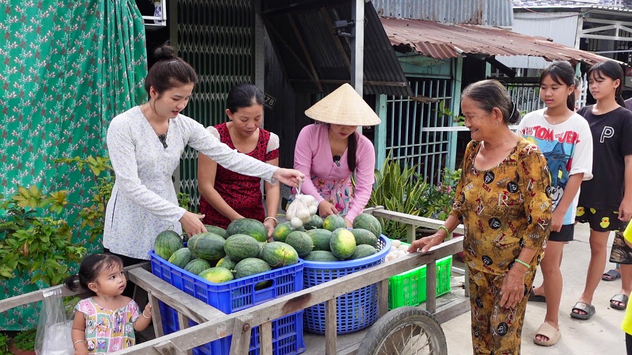 Chị Linh Mua 500 Trứng Vịt và 100 Kí Dưa Hấu của Gia Đình Tặng Bà Con ở Xóm | HQ #1294