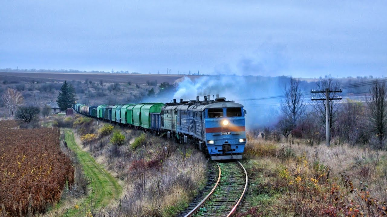 2ТЕ10М-3211/2650 слідує з вантажним поїздом на Борщів по дерев'яній колії