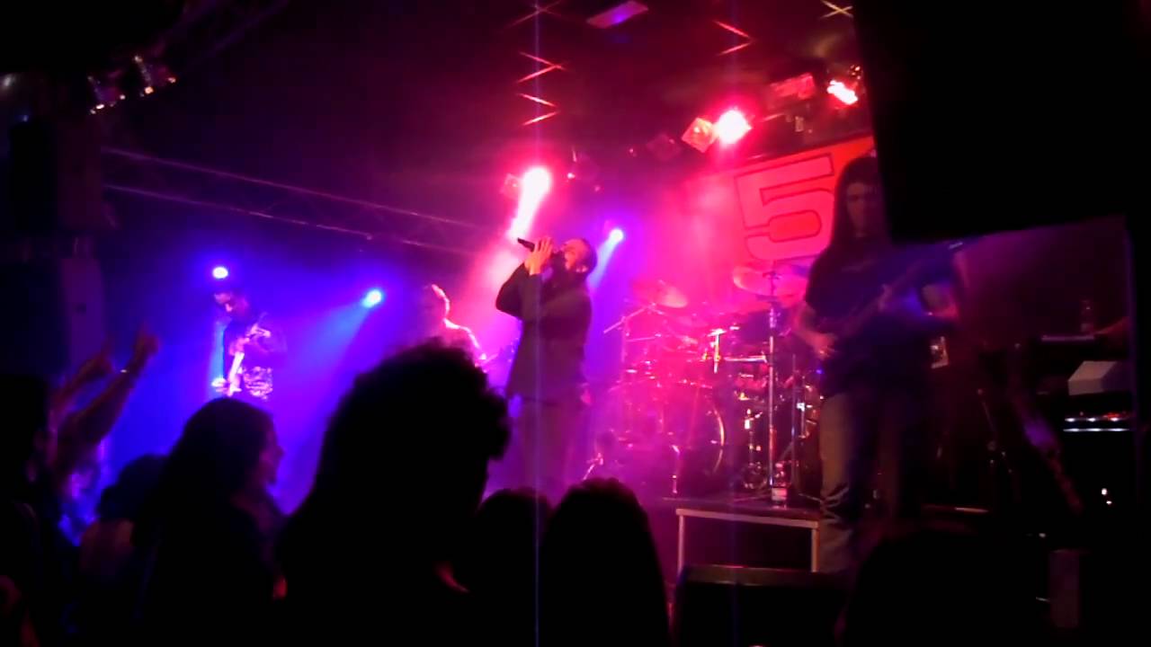 Labyrinth - A painting on the wall/ Falling rain live@area51