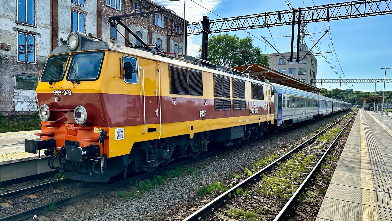 EP09-046 z IC Bosman plus pare pociągów na stacji Kołobrzeg 4.08.2023r 4K