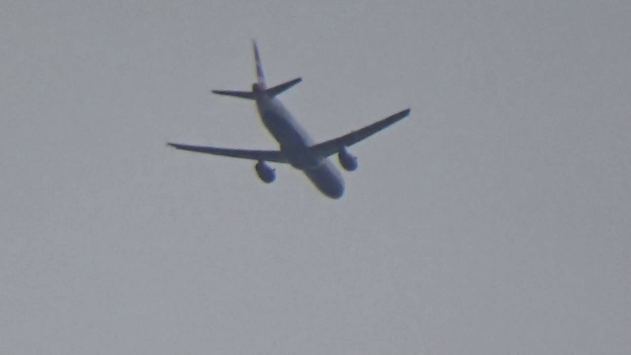 British Airways Airbus A321-231 G-EUXI BA605 flying over Ravenswood