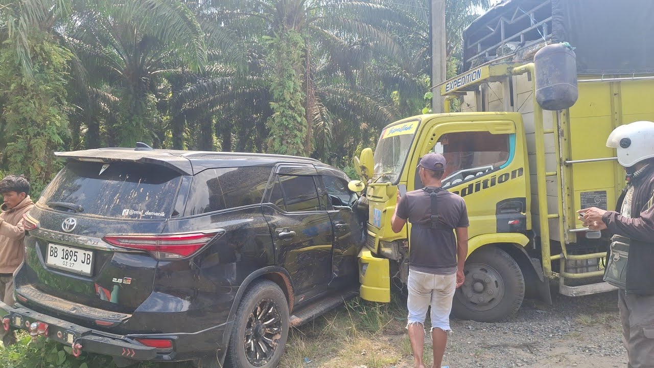 LAGA BANTENG. ! Truck Mengalami Rem Blong Menabrak Dua Mobil