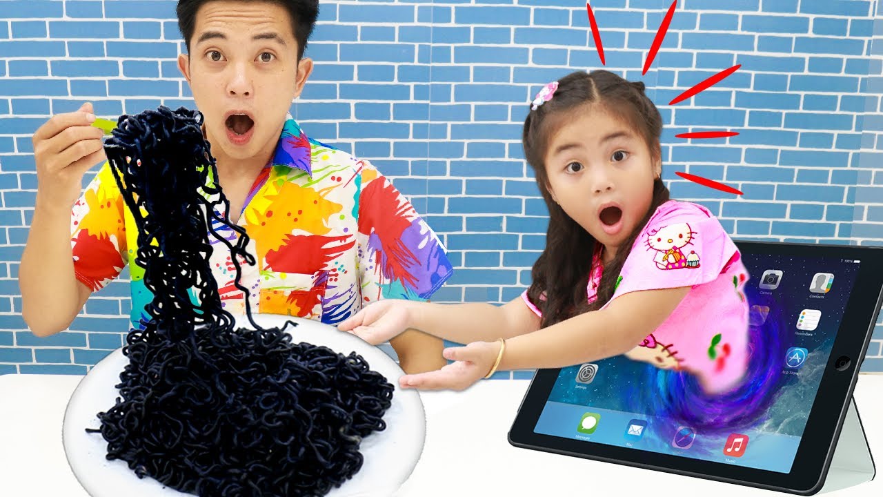 Annie Pretend Play Jump Through the TV to Take Her Uncle&rsquo;s Noodles | Funny Food Story for Kids