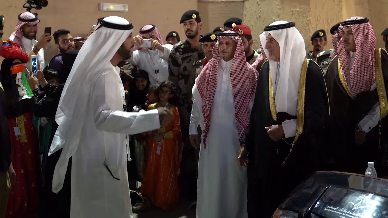 العامري يلقي قصيدة أمام صاحب السمو الملكي الأمير خالد الفيصل خلال زيارته لجناح الإمارات بسوق عكاظ