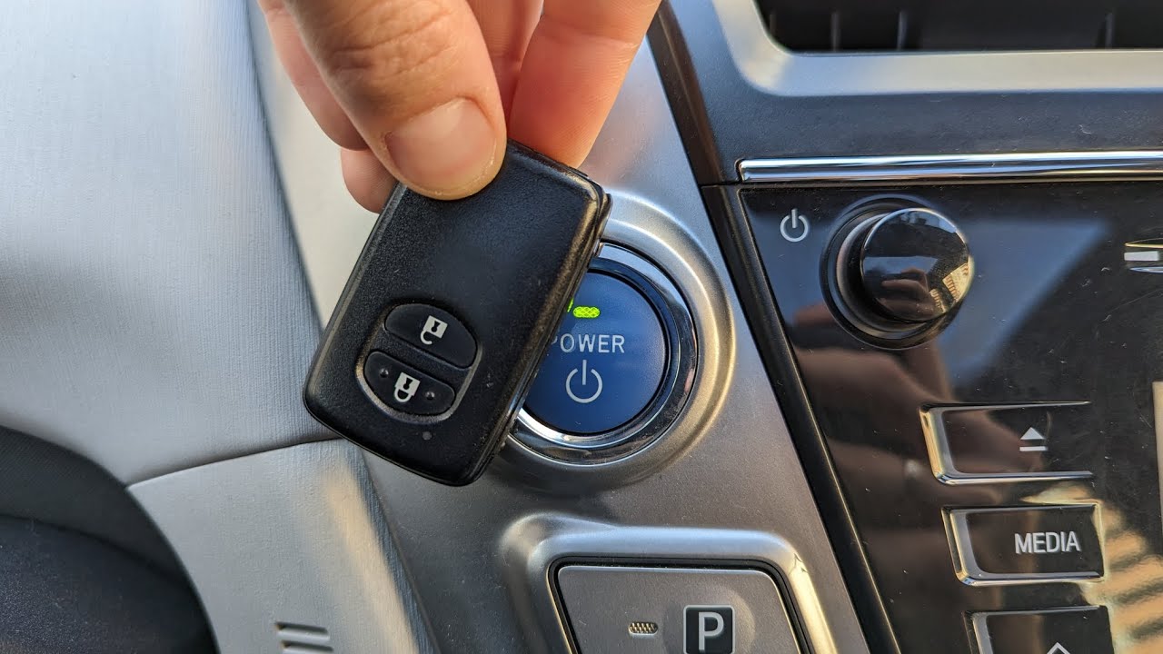 Как завести Toyota Prius Plus если в ключе села батарейка