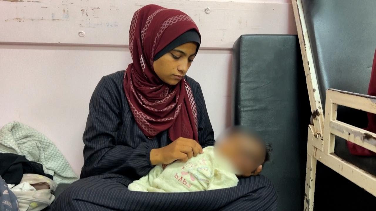 GAZA, ospedale Nasser: i bambini in braccio o a letto senza forze per la mancanza di cibo