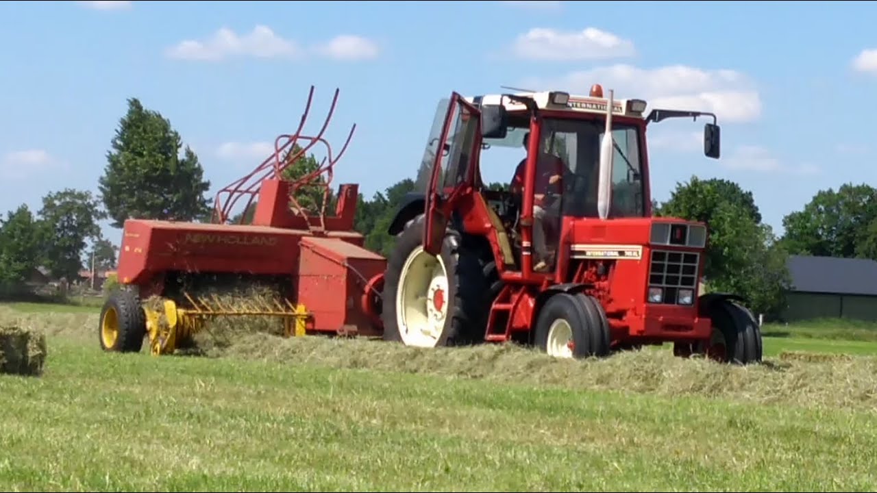 Hooi persen | Pressing bales | New Holland 276 | International 745 | Staphorst