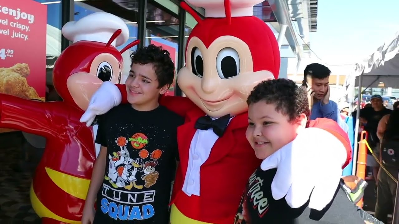 WHY I LOVE JOLLIBEE! THE BEST DANCING MASCOT IN AMERICA!