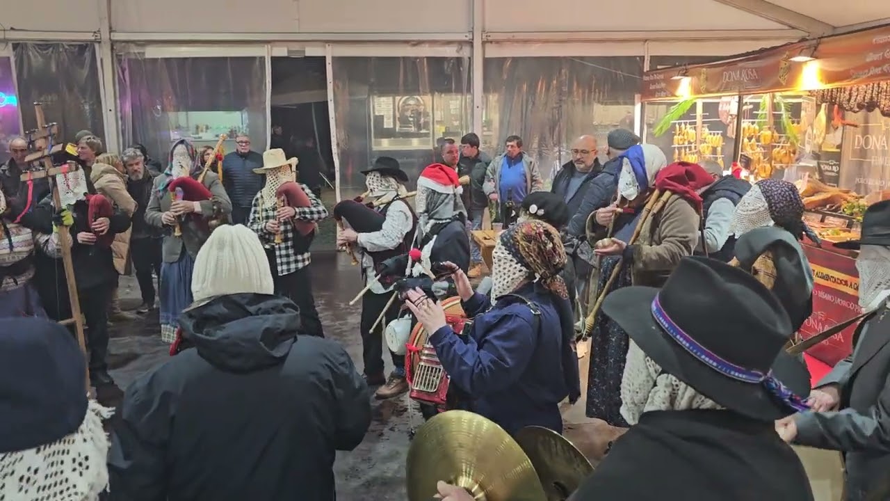 BAILE DO ENTRUDO PELOS GAITEIROS DE BRAVÃES  NA FEIRA DO FUMEIRO PONTE DA BARCA 7-2-2026