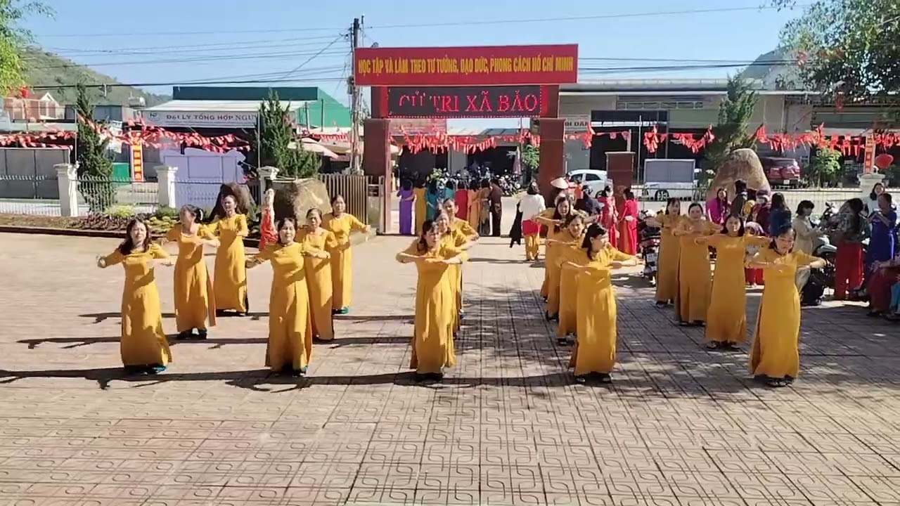 Dân vũ chào mừng kỷ niệm 8/3 của chi hội Phụ nữ thôn Tân Lạc 3, xã Bảo Thuận, tỉnh Lâm Đồng 