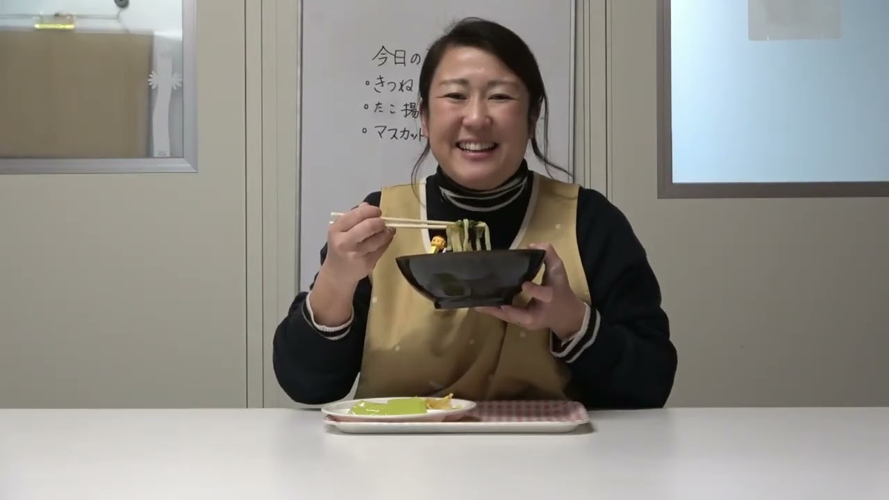 ともべ幼稚園　今日の給食「きつねうどん」を食べる