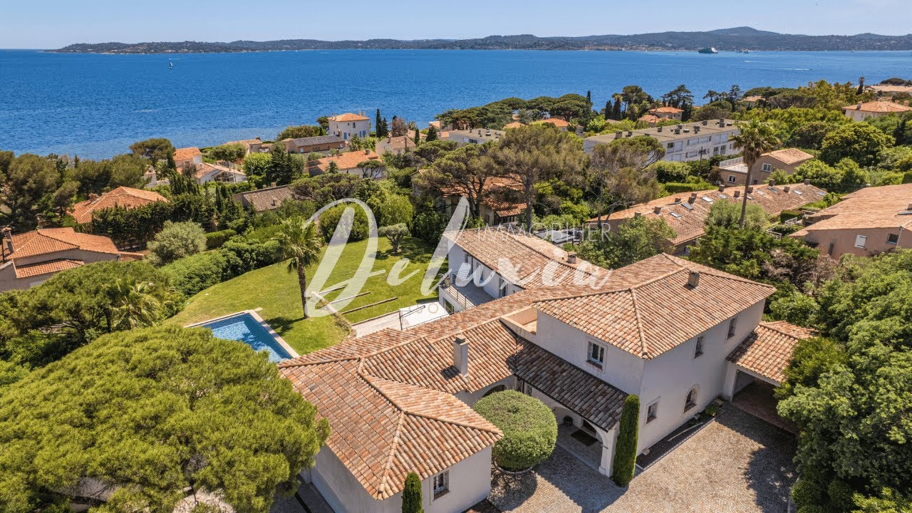 Villa avec vue mer, piscine et accès rapide au centre de Sainte-Maxime, Golfe de Saint-Tropez.