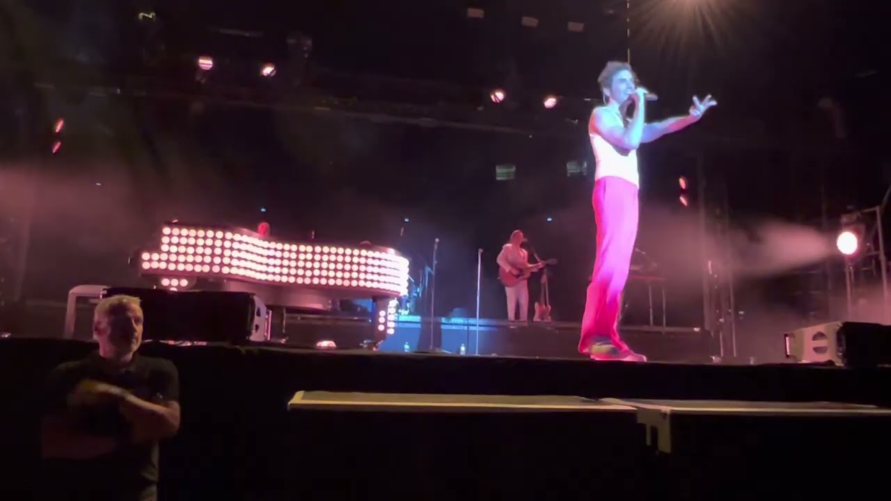 Mika performing Elle Me Dit and dancing with his adorable nephew at Arena De Nimes, France 7/7/2022