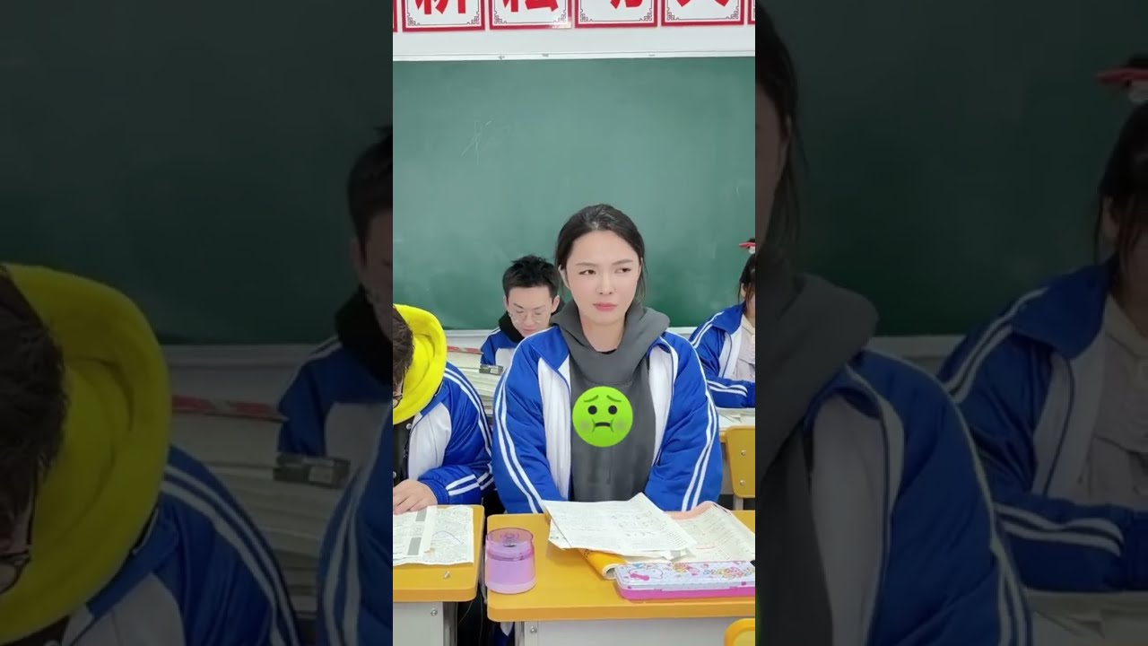 那个时候的垃圾袋就是同桌关系的晴雨表，吵架了各挂各的，和好了又挂回中间。#同桌