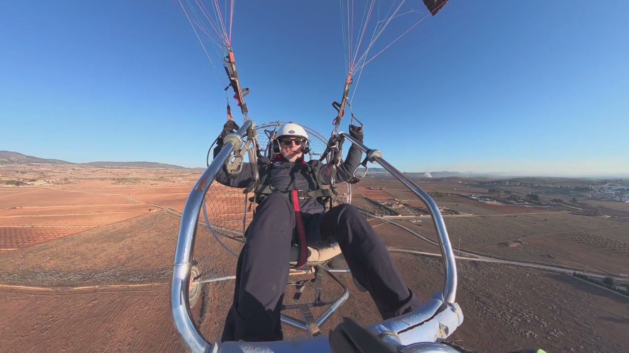 Vuelo corto en paramotor sobre Pinoso | Cámara frontal, pilotaje real.
