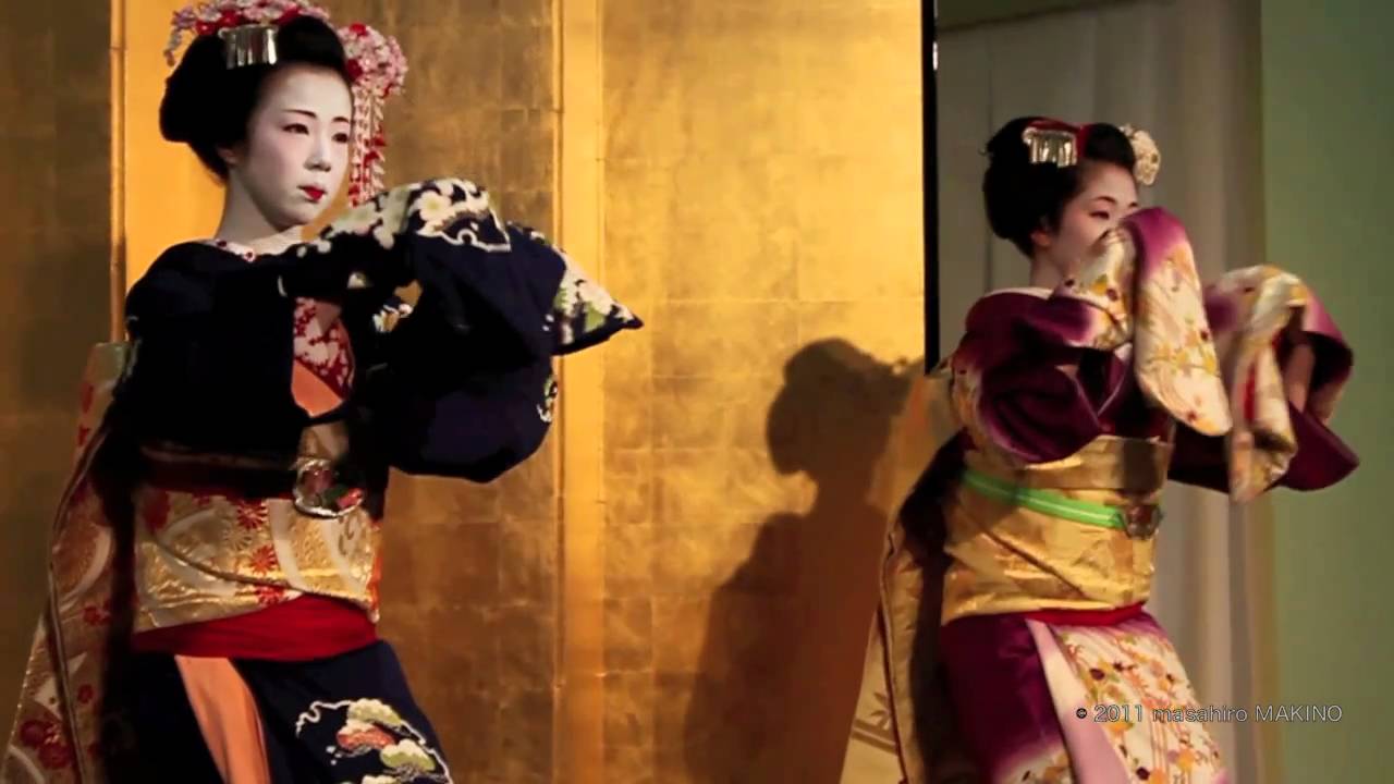 舞妓さんの舞披露 dance performance by two Maiko of Kamishichiken