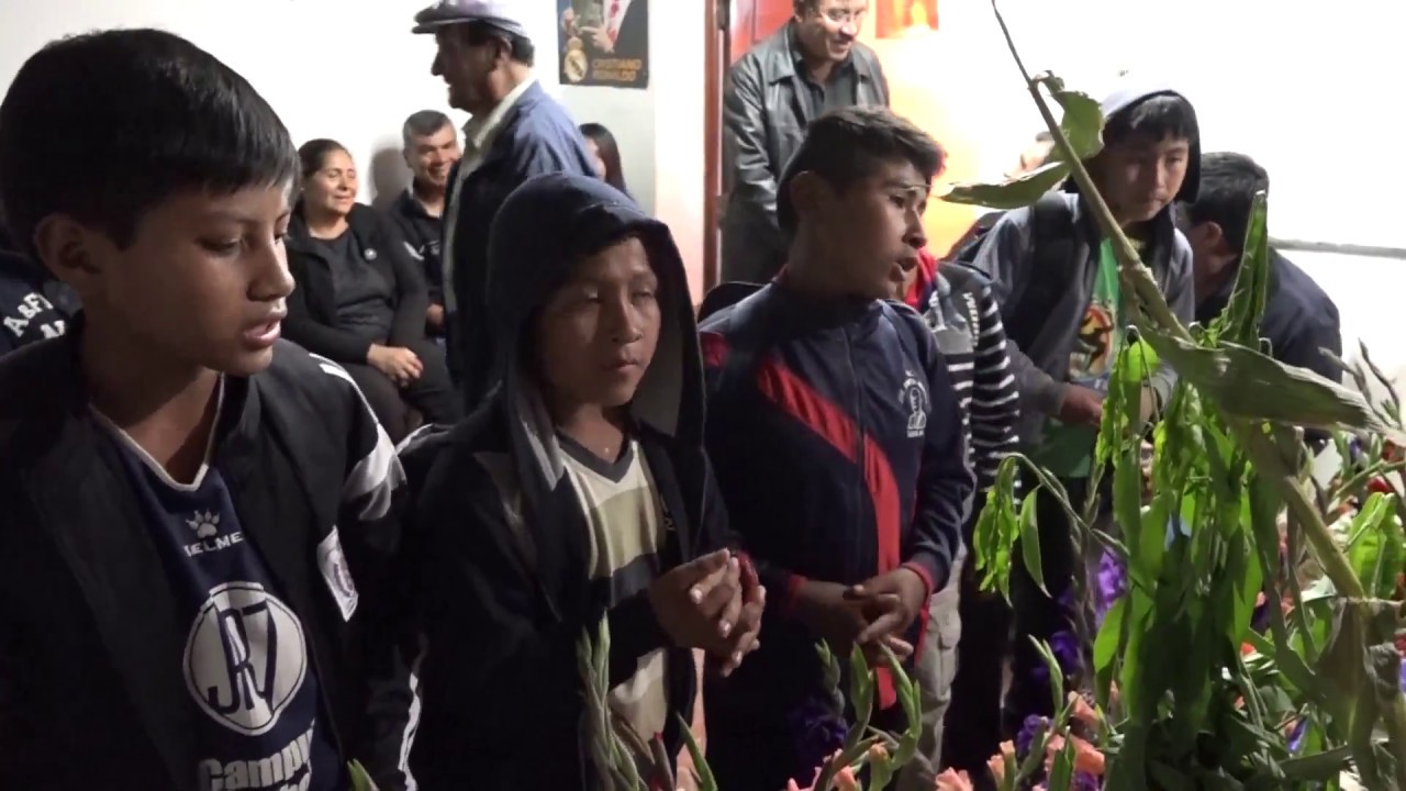 Niños rezando para Todos Santos / Tarata Bolivia